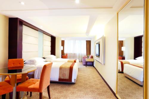 澳门皇家金堡酒店的酒店客房设有两张床和一张桌子。