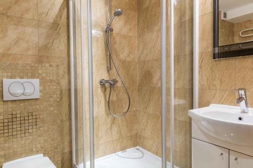考斯赛力克Apartament Giewont的带淋浴和盥洗盆的浴室