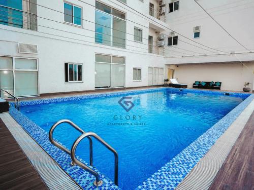 拉合尔1,2 & 3 BHK Luxury Apartments at Zameen Opal的一座建筑物中央的游泳池