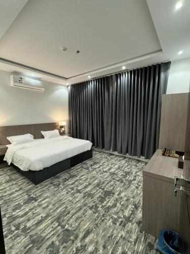 Sīdī Ḩamzahتوبال الماسي的酒店客房设有一张床和一个大窗户