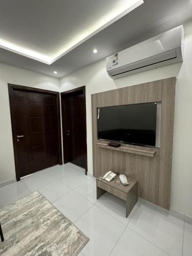 Sīdī Ḩamzahتوبال الماسي的客厅设有壁挂式平面电视。