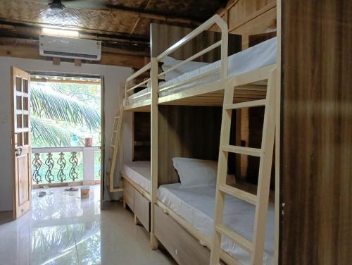 卡纳科纳Jeet Hostel & Rooms的双层床间 - 带两张双层床和一扇窗户