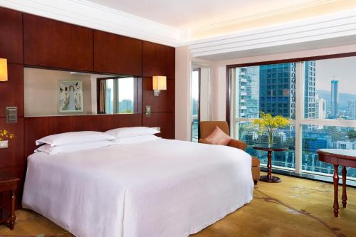 深圳深圳大中华喜来登酒店的卧室设有一张白色大床和大窗户