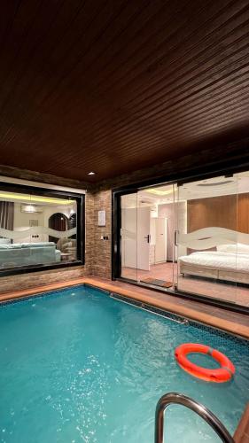艾卜哈أبها مارينا فيلا的卧室内的大型游泳池,配有床