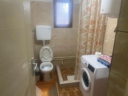 皮罗特Vila Panic的一间带卫生间和窗户的小浴室