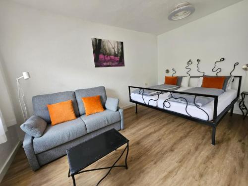 埃尔米瓜Casa Lara的带沙发和橙色枕头的客厅