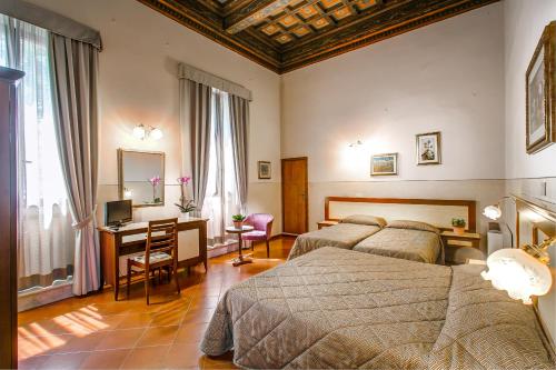 佛罗伦萨阿诺贝拉丽瓦酒店的一间卧室配有两张床和一张带电脑的书桌