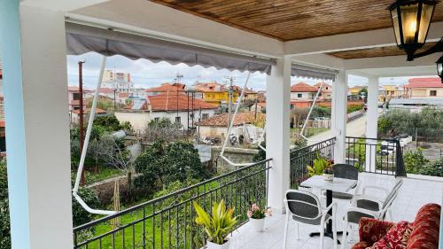 迪夫亚卡Mia Guest House - Entire home with balcony & garden的阳台的天井配有桌椅