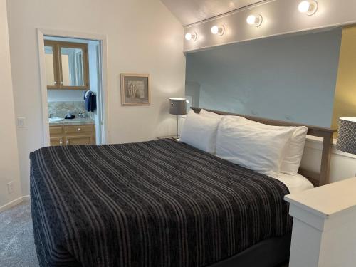 新港海星角公寓式酒店的酒店客房,配有带条纹毯子的床