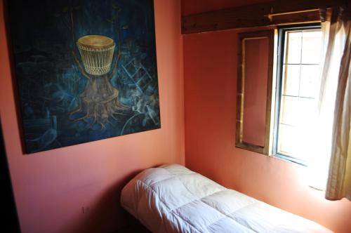 瓜伊马延Alojamiento + Casa de Arte en Mendoza(ARG)的卧室配有壁画和窗户