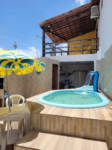 拉巴拉德纳圣米格尔Casa Meu Cantinho的后院带水滑梯的游泳池