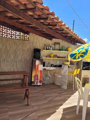 拉巴拉德纳圣米格尔Casa Meu Cantinho的一个带长凳和遮阳伞的庭院