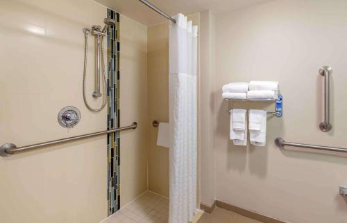 独立市Extended Stay America Premier Suites - Cleveland - Independence的带淋浴和浴帘的浴室
