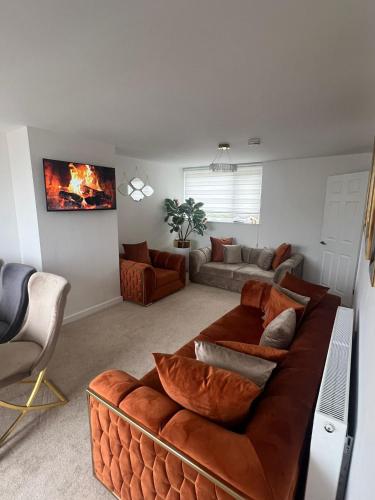 巴恩斯特珀尔Elegant House的客厅配有大型棕色皮沙发