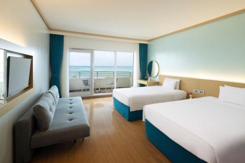 Susupe塞班岛世界度假酒店的酒店客房设有两张床,享有海景。
