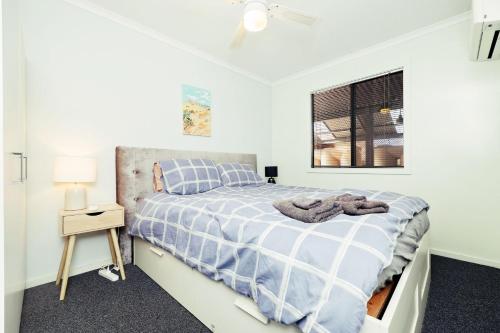 West Richmond2 BR Granny Flat Near Airport的白色的卧室设有床和窗户