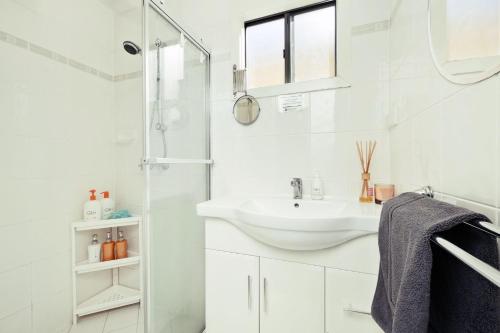 West Richmond1 BR Granny Flat near Airport的白色的浴室设有水槽和淋浴。