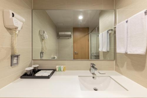 Susupe塞班岛世界度假酒店的一间带水槽和镜子的浴室