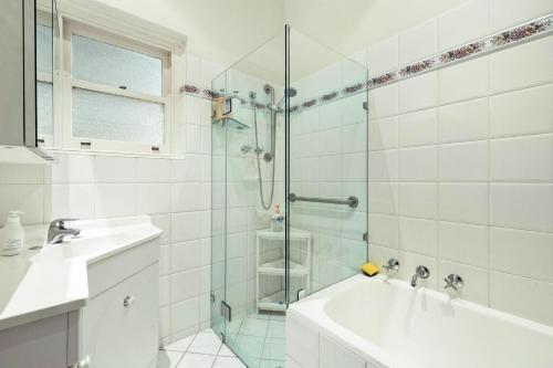 West Richmond3 BR House Near Airport的带淋浴和盥洗盆的白色浴室