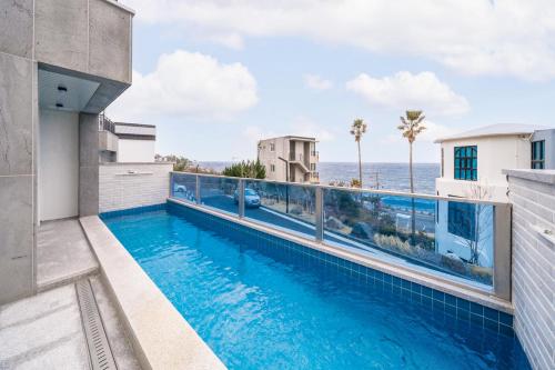 济州市Ddosi Aewol Pool Villa的一座位于阳台的游泳池