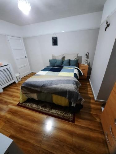 SedgleyDouble guest room的一间卧室配有一张床,铺有木地板
