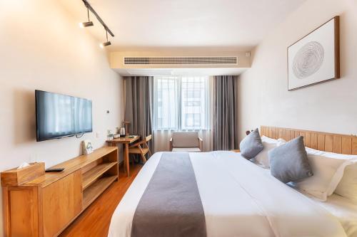 杭州杭州西湖太子湾越上云舍民宿的酒店客房设有一张大床和一台电视。