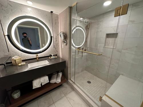 大西洋城Cozy Unit by Caesars Atlantic City的一个人画着带淋浴的浴室的照片