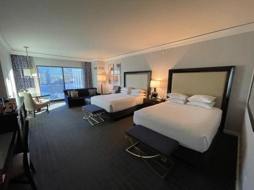 大西洋城Cozy Unit by Caesars Atlantic City的酒店客房带两张床和一个客厅