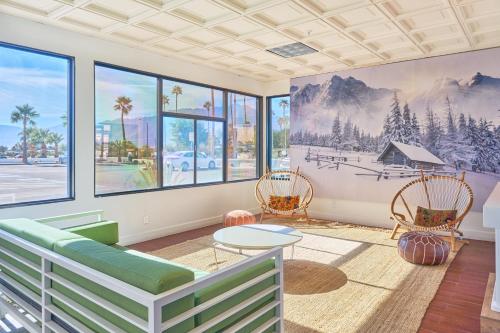 沙漠温泉阿夸索雷矿泉Spa酒店的带沙发、椅子和窗户的客厅