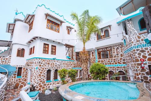 阿约拉港Maidith Galapagos Inn的一座房子前面设有游泳池
