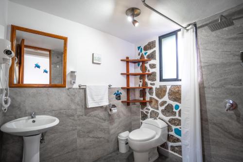 阿约拉港Maidith Galapagos Inn的浴室配有白色卫生间和盥洗盆。