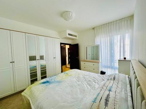 安曼Abdoun Place的一间卧室设有一张大床和一个窗户。