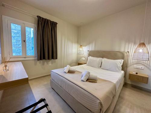 阿吉亚利Amorgos Delight的一间卧室配有一张大床和两个枕头