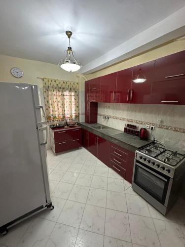 非斯Tranquility In the Center of Fez的厨房配有红色橱柜和炉灶烤箱