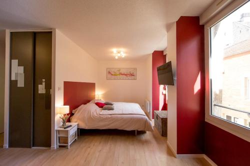 博讷帕维安公寓的一间卧室设有一张红色墙壁和窗户的床