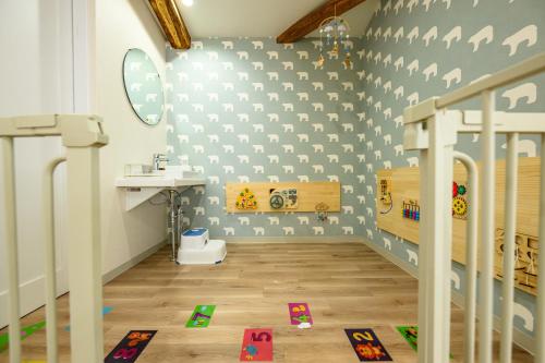 京丹后市子どもがおもいっきり楽しめる一軒家　taiza child的儿童浴室设有水槽和卫生间