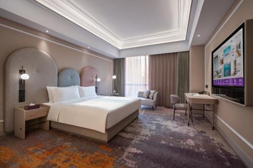 北京北京华腾美居酒店的配有一张床和一台平面电视的酒店客房
