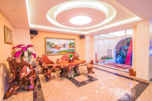 胡志明市Hotel Ngọc Ánh的客厅配有木桌和椅子