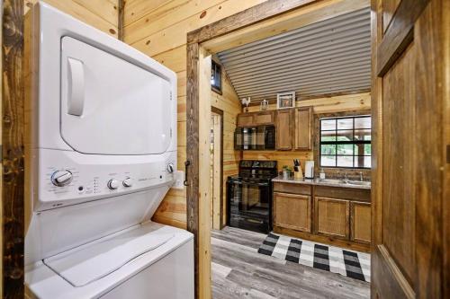 布罗肯鲍Cozy Cabin 3br, Hot tub, playset, Near Everything!的小屋内的厨房配有洗衣机和烘干机