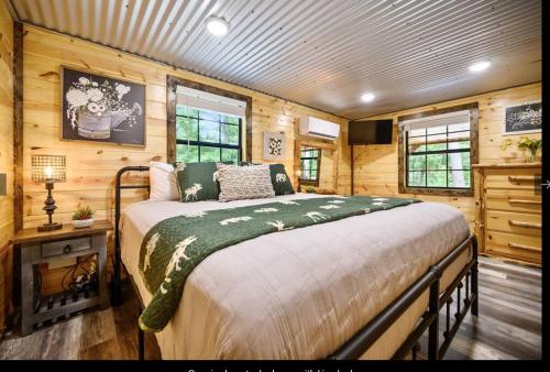 布罗肯鲍Cozy Cabin 3br, Hot tub, playset, Near Everything!的小木屋内一间卧室,配有一张床