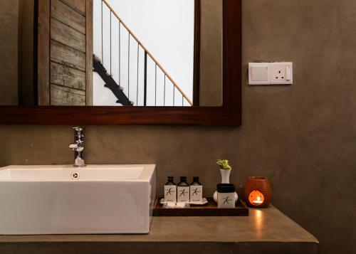 锡吉里亚Lario Resort Sigiriya的浴室设有白色水槽和镜子