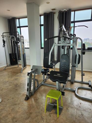 万象PND apartment 코너룸 한국식 콘도的健身房设有跑步机和绿色凳子