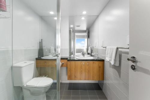 阿德莱德CBD 2BR Apartment at 96 North Tce - Free Parking的一间带卫生间和水槽的浴室