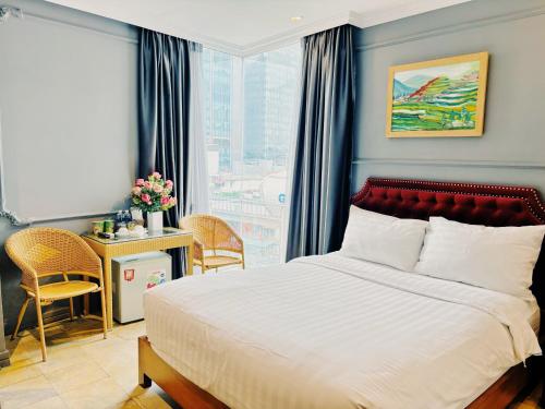 河内Le Grand Hanoi Hotel - The Sun的一间卧室设有一张大床和一个窗户。