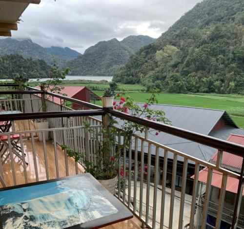 北市Pac Ngoi Village's homestay (Ba Be Lake)的阳台享有山谷和山脉的美景。
