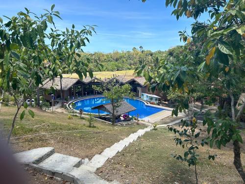 FerrolAnnabel's Resort的享有带游泳池的度假村的空中景致