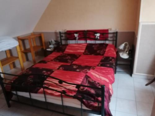 Civray-de-TouraineLe Clos des Roses的一间卧室配有一张带红色毯子的床