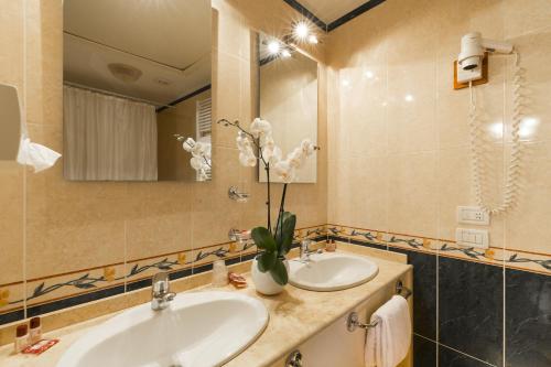 威尼斯帕拉索瓜迪酒店的浴室设有2个水槽和镜子