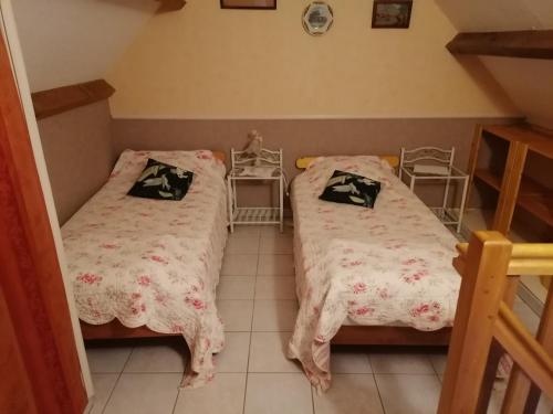 Civray-de-TouraineLe Clos des Roses的小型客房配有两张床,