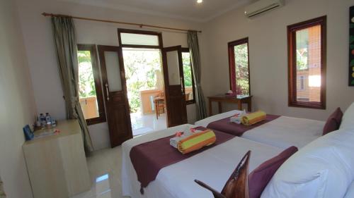 特贾库拉波恩西阿纳度假酒店的一间卧室设有两张床和两个窗户。
